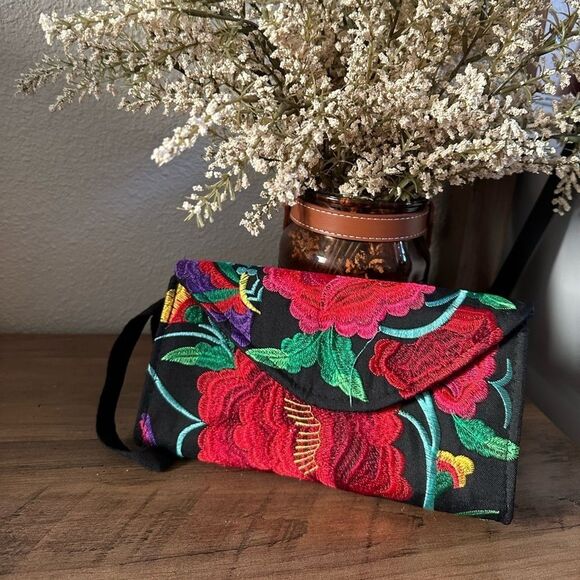 COPY - Floral Embroidery (Hand Made) Women Clutch - Made in Mexico - Picture 1 of 7